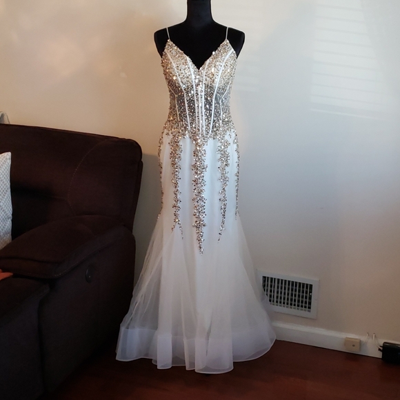 Jovani Dresses & Skirts - JOVANI WHITE GOLD & SILVER DRESS 👗